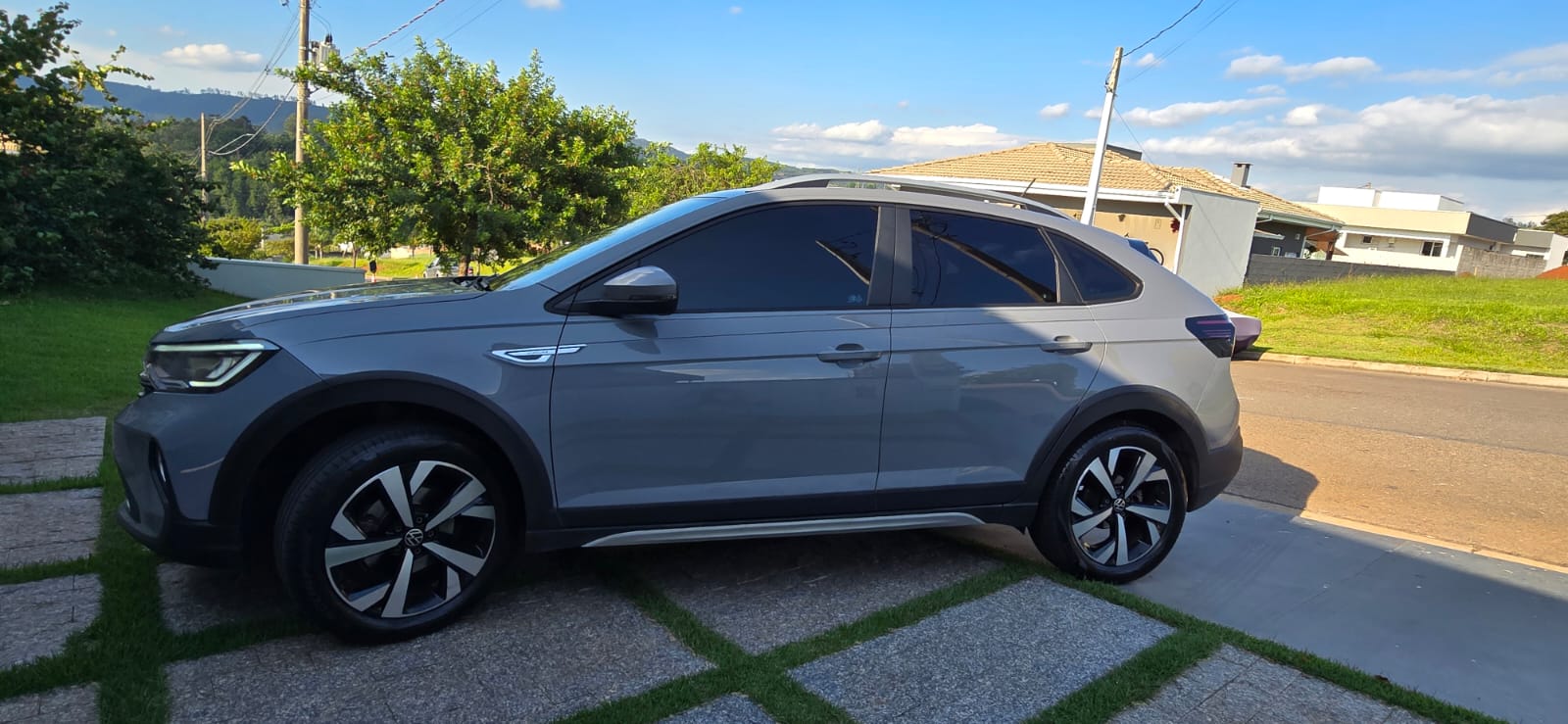 Lateral esquerda na garagem